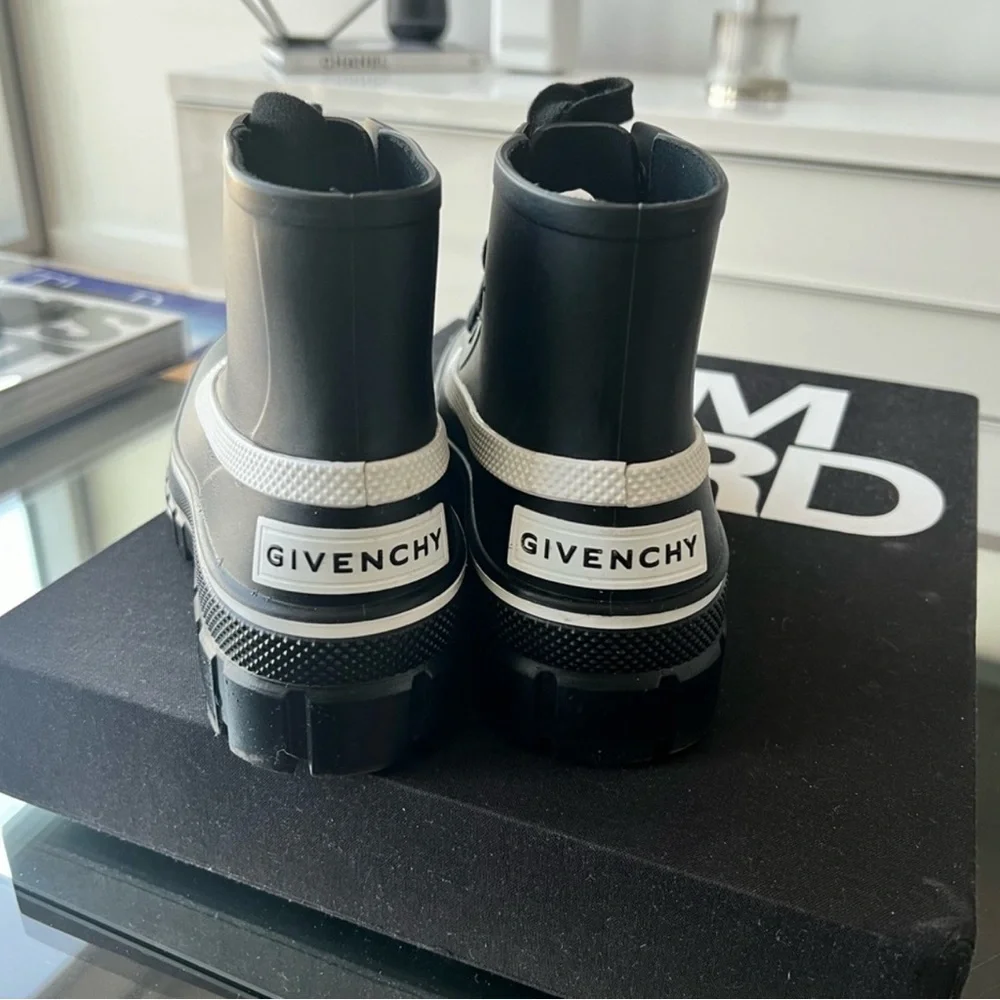 GIVENCHY BLACK GLASTON FLAT LACE-UP LEATHER ANKLE BOOTS - Picture 7 of 8